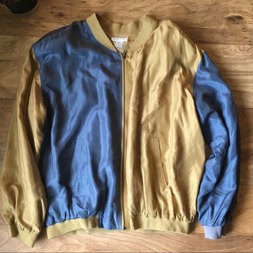 Men’s color block wind breaker.